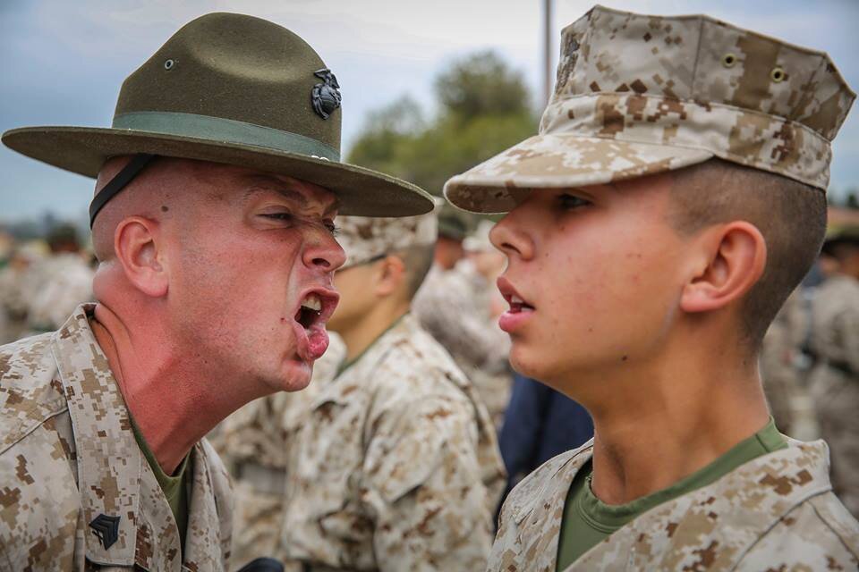Maroon beret. Армия сша новобранцы. Американские военные. Дрилл инструктор кмп сша. Рядовые американцы.