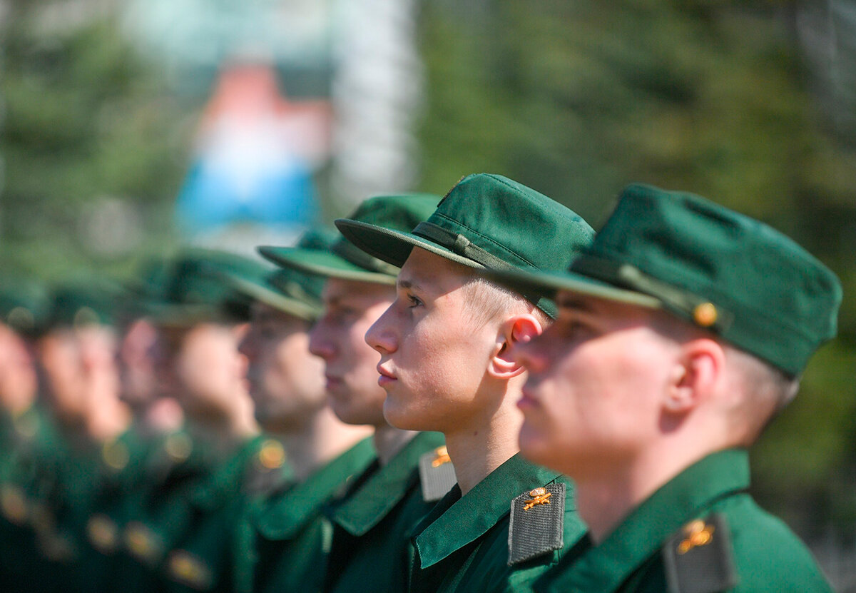 Когда призыв в армию 2024. Военный билет. Весенний призыв 2024. Осенний призыв 2022г. Военная форма.