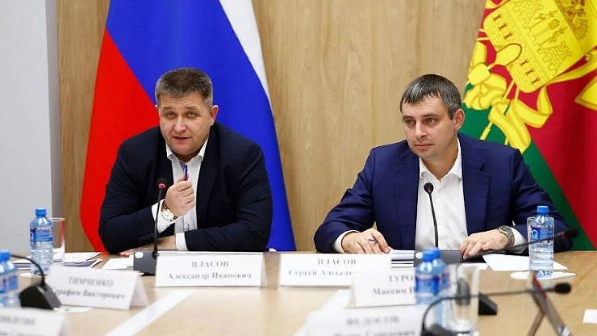    Александр Власов и Сергей Власов провели совещание по строительству спортобъектов. Фото: пресс-служба администрации Краснодарского края