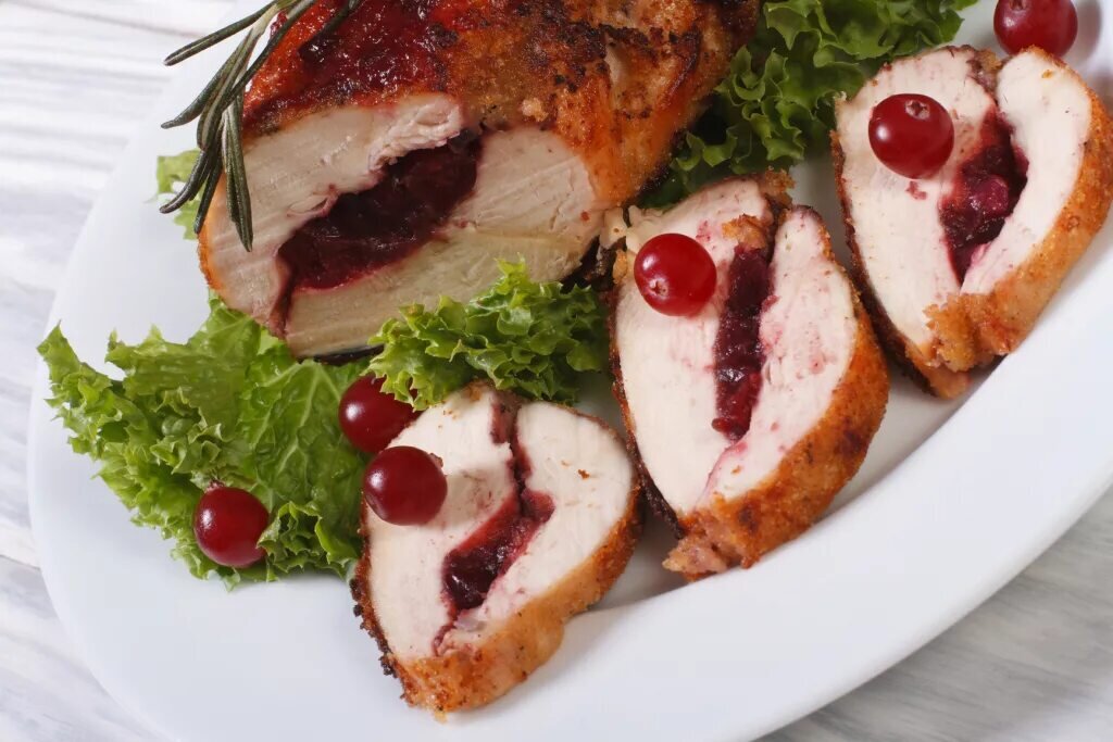 блюда из куриного филе на новый год. куринной рулет из куриной грудки. беконовые рулетики. блюдо из курицы для всей семьи. куриный рулет фаршированный.