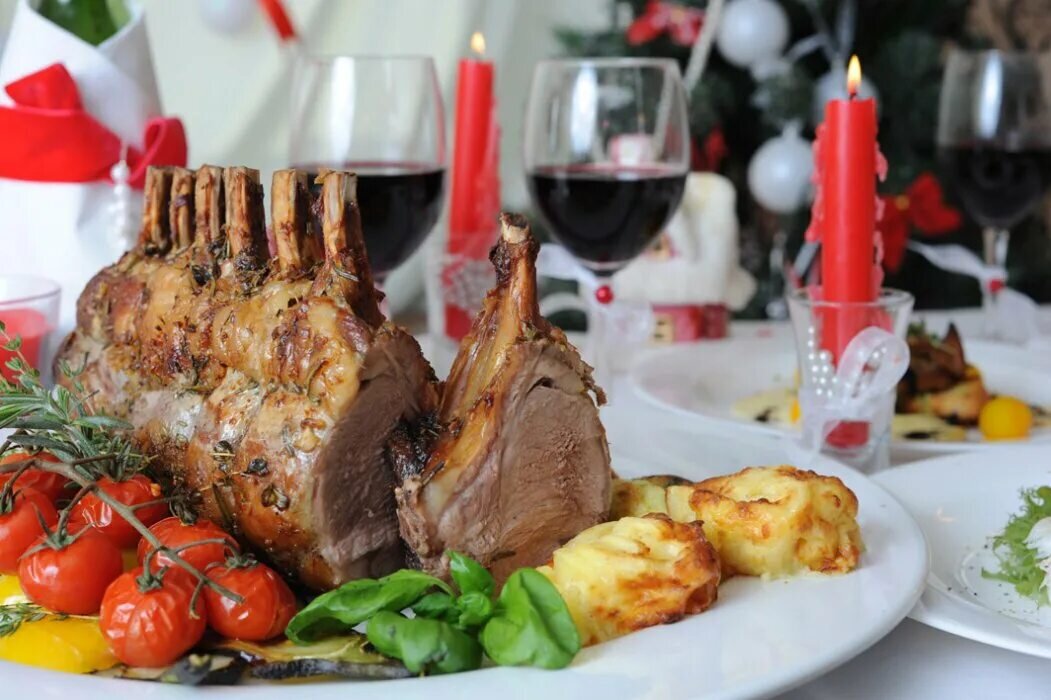 новогодний стол с едой. новогодние блюда. новогодний стол. новогодние блюда. традиционные новогодние блюда.