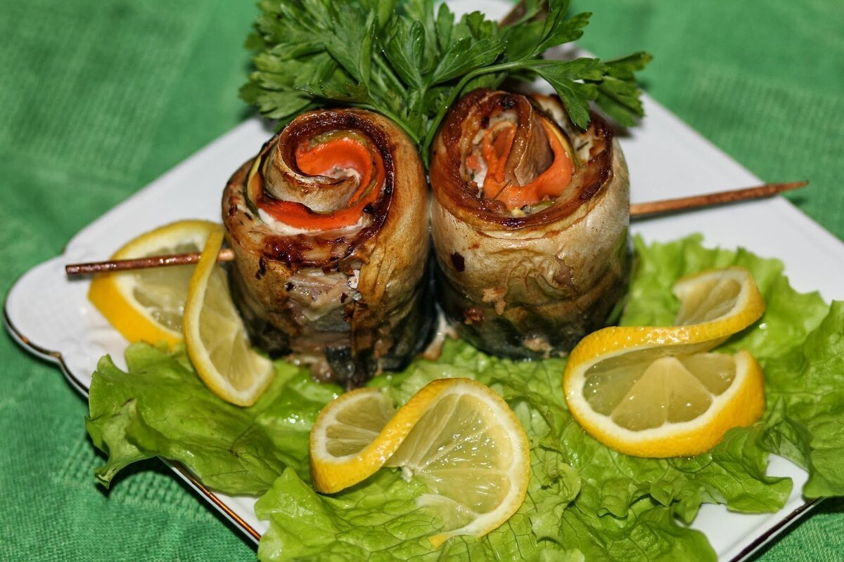 рыбные рулетики из скумбрии. рыба скумбрия с овощами в духовке. скумбрия орех. блюдо с орехами и рыбой. скумбрия на новый год рецепты.