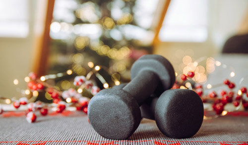 С  наступлением новогодних праздников мы погружаемся в атмосферу тепла и  радости, встречаемся с друзьями и родственниками и участвуем в  бесконечных застольях. Только здоровье часто оказывается на втором  плане. Вот несколько советов, которые помогут этого не допустить.