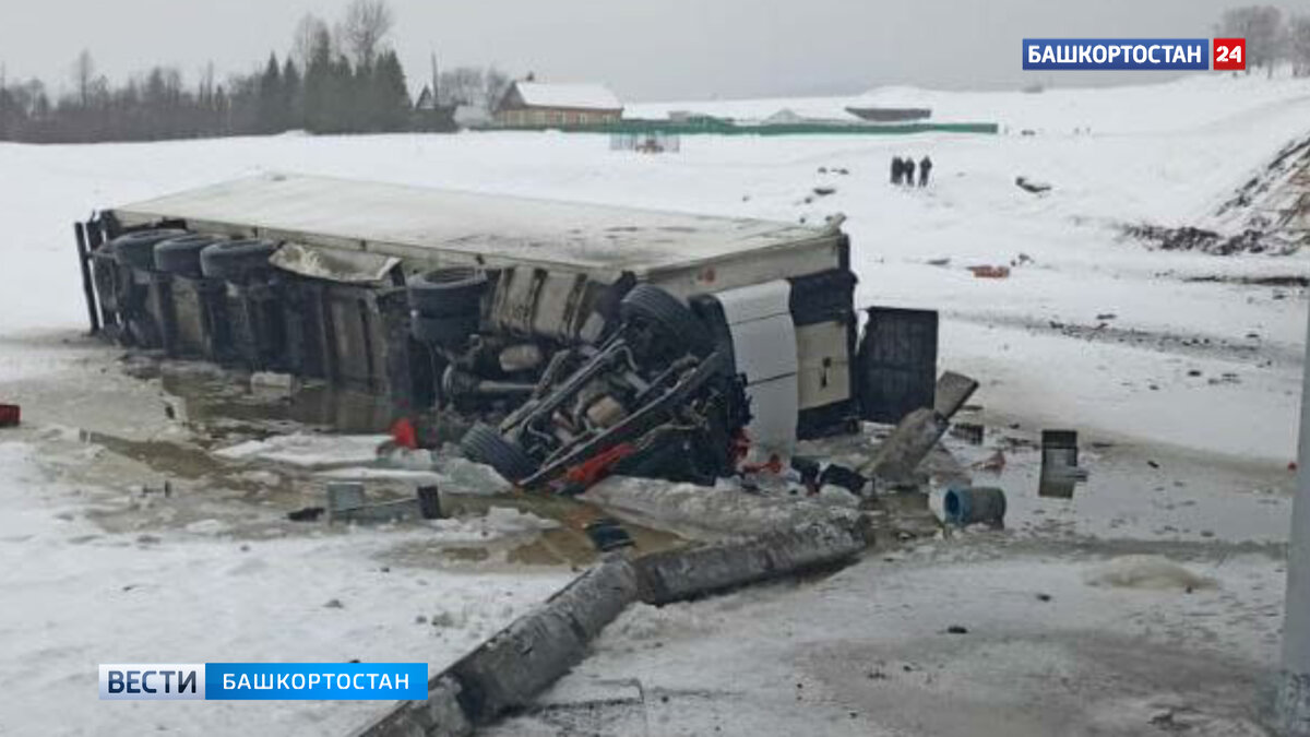    В Башкирии фура вылетела с моста в реку: водитель погиб в ушедшей под лед кабине