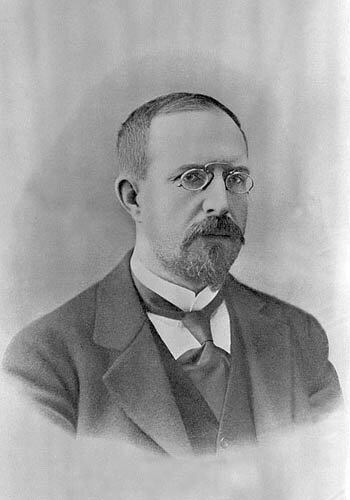 Фотографий А.И. Дерожинской не сохранилось. Поэтому посмотрите хотя бы на её первого мужа - Павла Павловича Рябушинского. Своего сына они, кстати, тоже назвали Павлом. Фото отсюда: https://ru.wikipedia.org