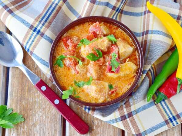 Паприкаш из курицы по-венгерски**

 Описание
Паприкаш из курицы по-венгерски - это традиционное венгерское блюдо, приготовленное из курицы, лука, паприки и других специй. Это популярное блюдо в венгерской кухне и обычно подается с картофелем или кускусом.

#### Рецепт
Для приготовления паприкаша из курицы по-венгерски вам понадобятся следующие ингредиенты:
- Курица
- Лук
- Паприка
- Мука
- Масло
- Соль
- Перец
- Вода

Шаги приготовления:
1. Нарежьте курицу на кусочки и обжарьте в масле до золотистого цвета.
2. Добавьте нарезанный лук и тушите до мягкости.
3. Посыпьте мукой и обжарьте вместе с луком и курицей.
4. После этого добавьте паприку, соль, перец и воду.
5. Тушите под крышкой до готовности.

Приятного аппетита!