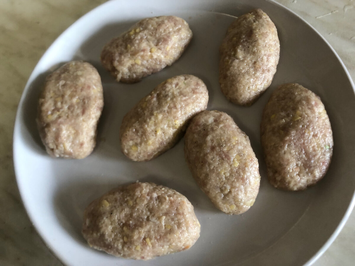 Заранее сформованные котлеты удобнее и быстрее жарить. Фото рецепта автора.