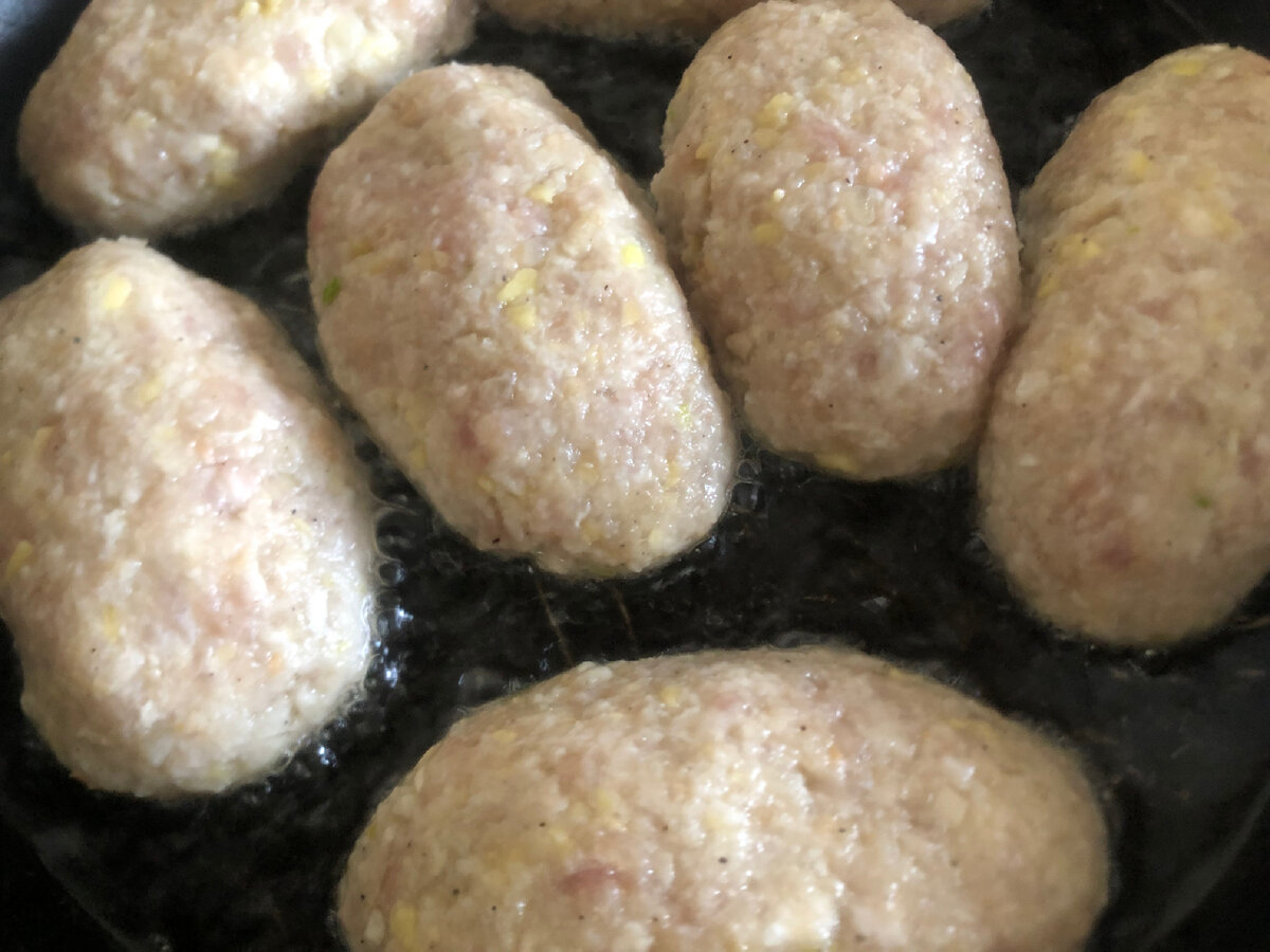 Обжариваем котлеты с двух сторон.