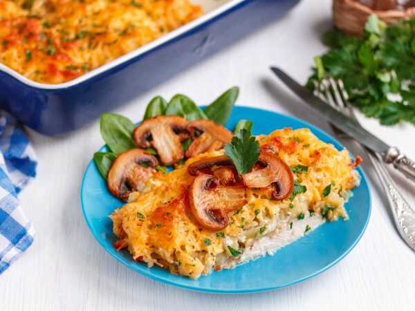 Для приготовления куриной грудки "под шубой" в духовке вам понадобятся следующие ингредиенты и шаги:

Ингредиенты:
- Куриная грудка
- Майонез
- Морковь
- Картофель
- Лук
- Соль
- Перец

Шаги приготовления:
1. Очистите и нарежьте морковь и картофель кубиками. Нарежьте лук полукольцами.
2. Обжарьте лук до золотистого цвета, затем добавьте морковь и картофель, тушите до мягкости.
3. Нарежьте куриную грудку на небольшие кусочки, посолите, поперчите и обжарьте до золотистого цвета.
4. В форму для запекания выложите слой картофеля с морковью, затем слой обжаренной курицы.
5. Сверху равномерно распределите майонез.
6. Запекайте в предварительно разогретой духовке до готовности.

Приятного аппетита!