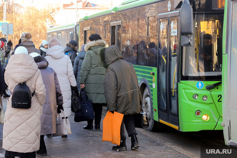    По словам вартовчан, водители регулярно игнорируют остановки, а в самих автобусах не работают обогреватели