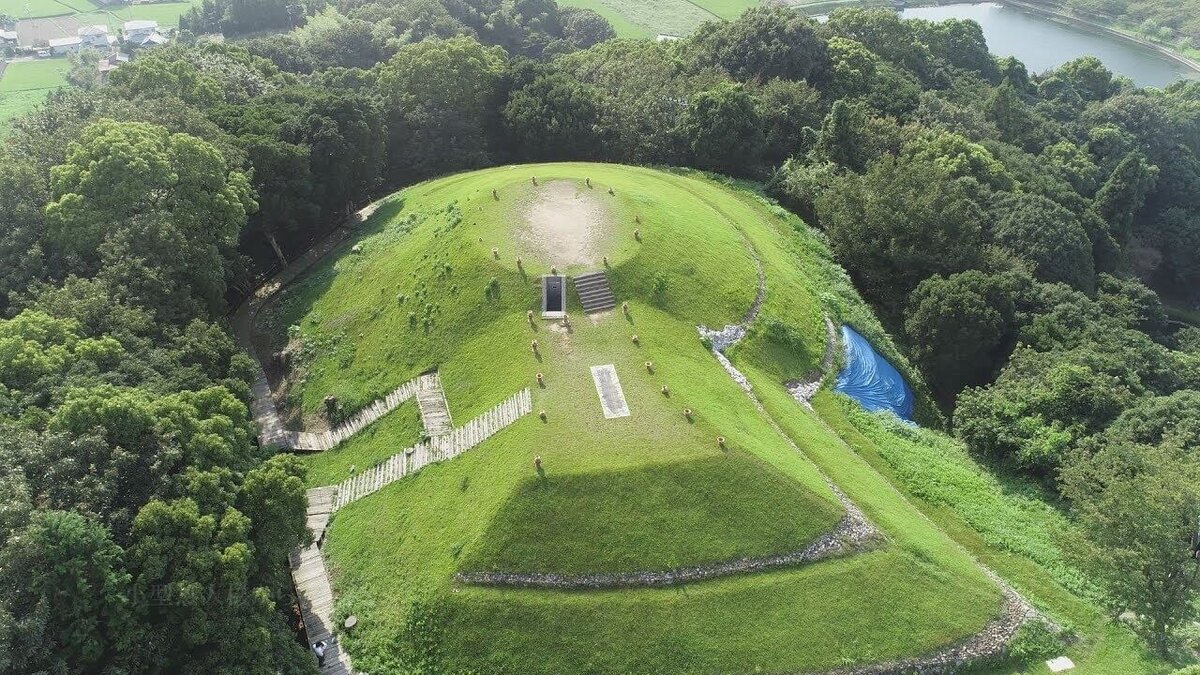 выставка кукол в кургане. японец курган. выставка японских кукол в кургане. япония выставка. кофун погребальный курган япония.