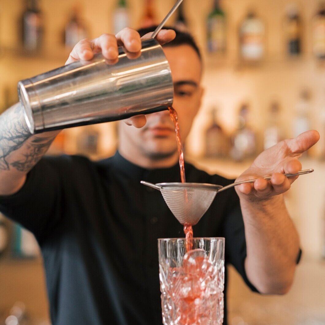 метод приготовления коктейлей. глинтвейн в кастрюле. щербет напиток. бар напитки. готовящемся напитке.