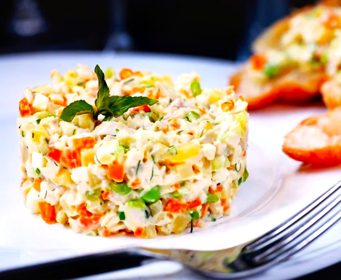 Салат Оливье. Фото из интернета. Ссылка на источник: https://yandex.ru/images/search?