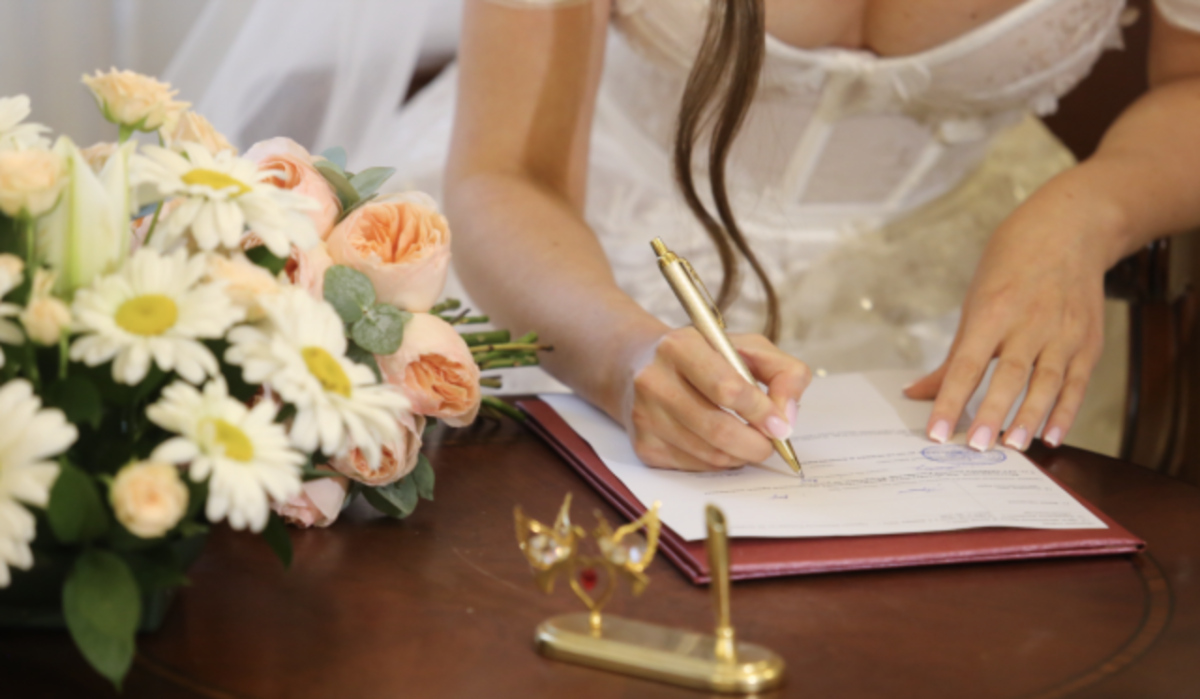     Свадьба в ЗАГСе. Источник: spb.aif.ru Автор фото: Алексей Воронин