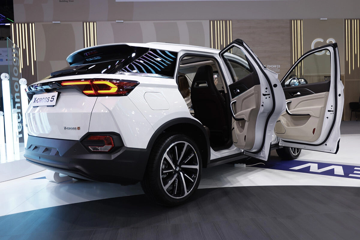 Лада х кросс 7 2024 фото АвтоВАЗ назвал причину исчезновения Lada X-Cross 5 c официального сайта РБК Auto