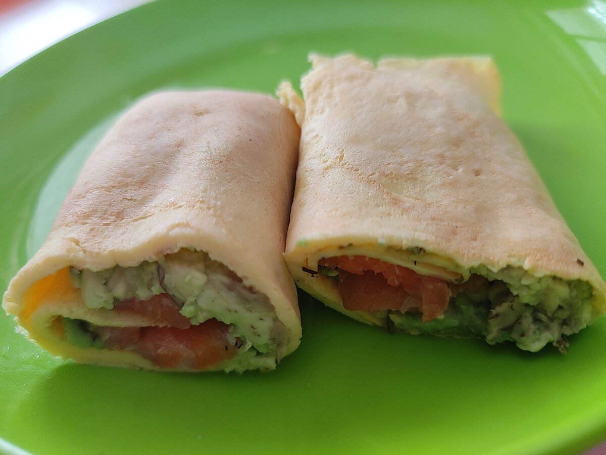 Рулеты из омлета , красной рыбой и авокадо 🥑