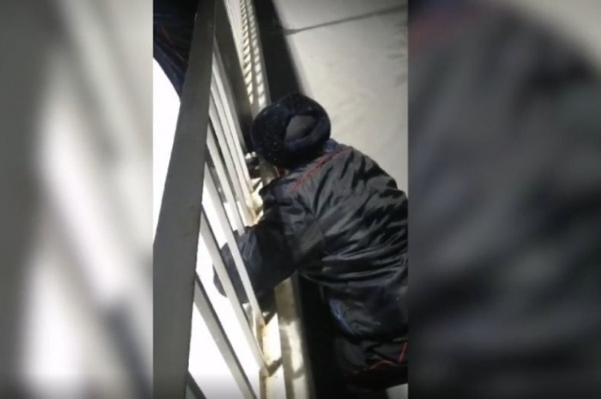    Полицейский бросился на помощь женщине.