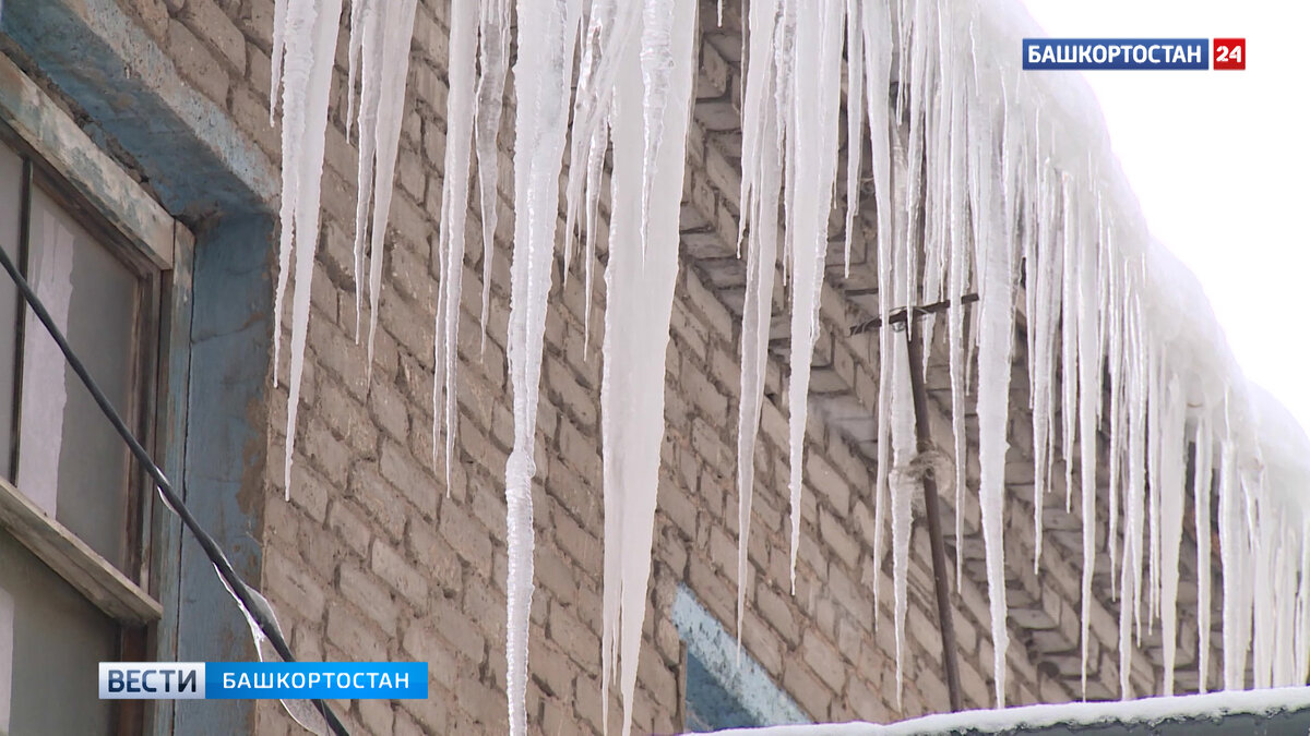    На улице Ленина в Уфе на мужчину сошел снег с крыши
