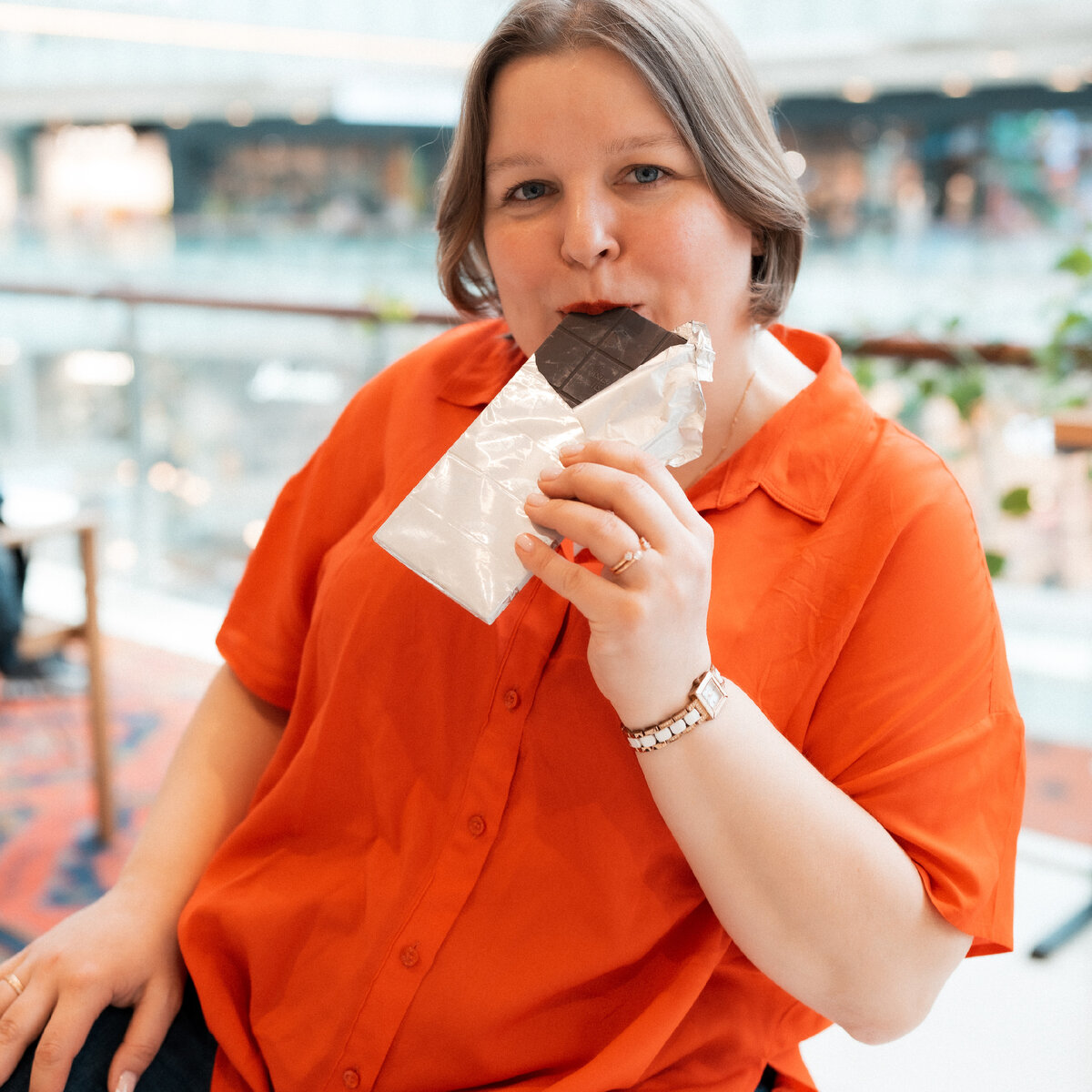 Всем привет! Меня зовут Елена Сокол и я логопед-практик. Я помогаю обычным мамам из нашей с вами жизни заниматься со своими детьми самостоятельно.