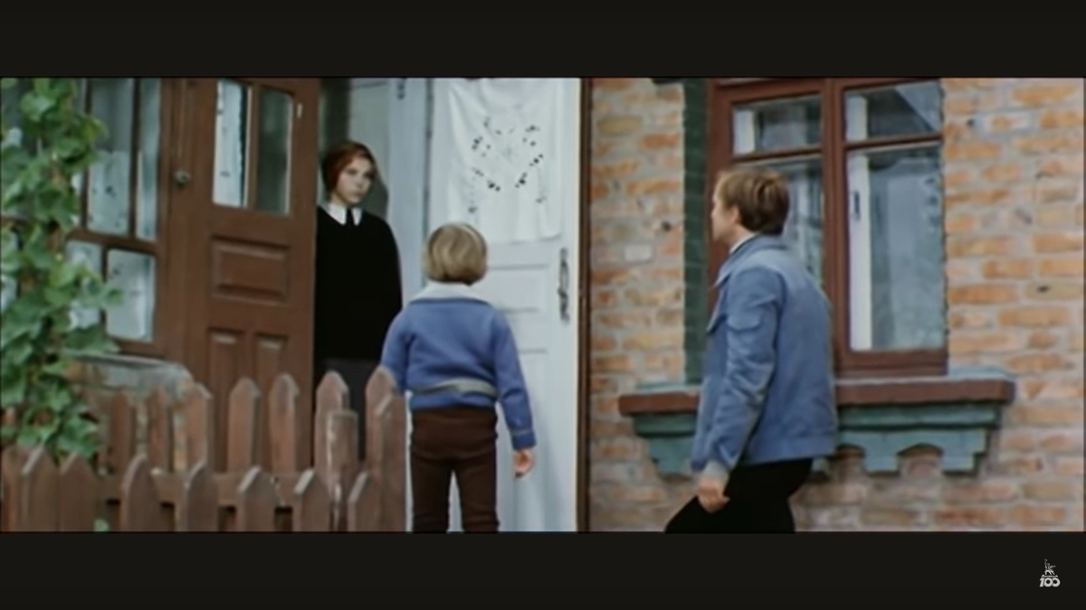 Момент возвращения Романа, кадр из фильма "Безотцовщина", источник https://www.youtube.com/watch?v=XNlmEz7fYzo&list=WL&index=9