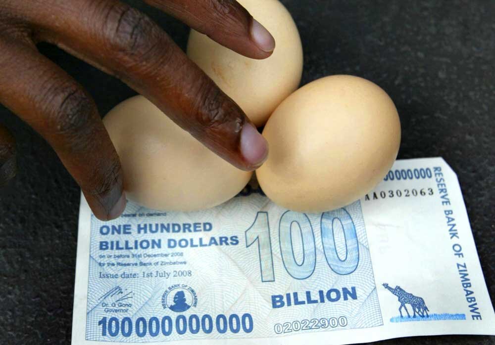 Пример гиперинфляции: в Зимбабве ежемесячный рост цен в ноябре 2008 года достиг примерно 79 600 000 000%.