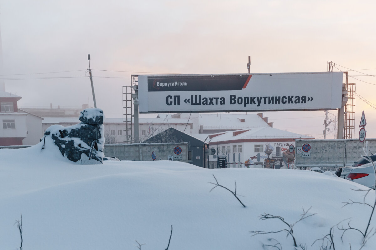 Бетонный огрызок слева - это все, что осталось от 9-метрового креста