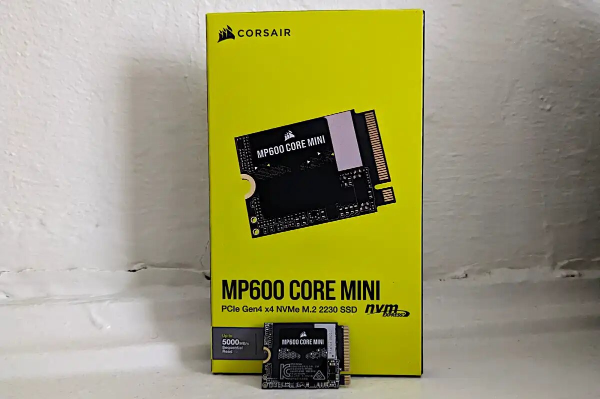 HMB/QLC Corsair MP600 Core Mini на фоне своей фирменной коробки.