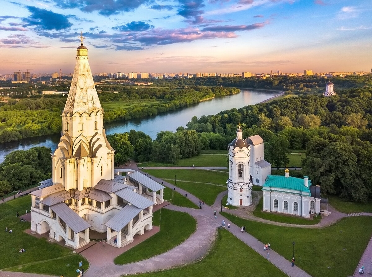 Коломенское - удивительное место.
Источник фото: https://storage.myseldon.com/news-pict-f6/F6542C6B1FD24B77C1F0F5F9C15BB231