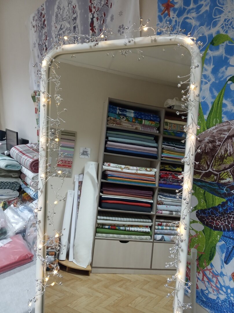 Гирлянда на зеркале. Фото не передает всей волшебности и ажурности...