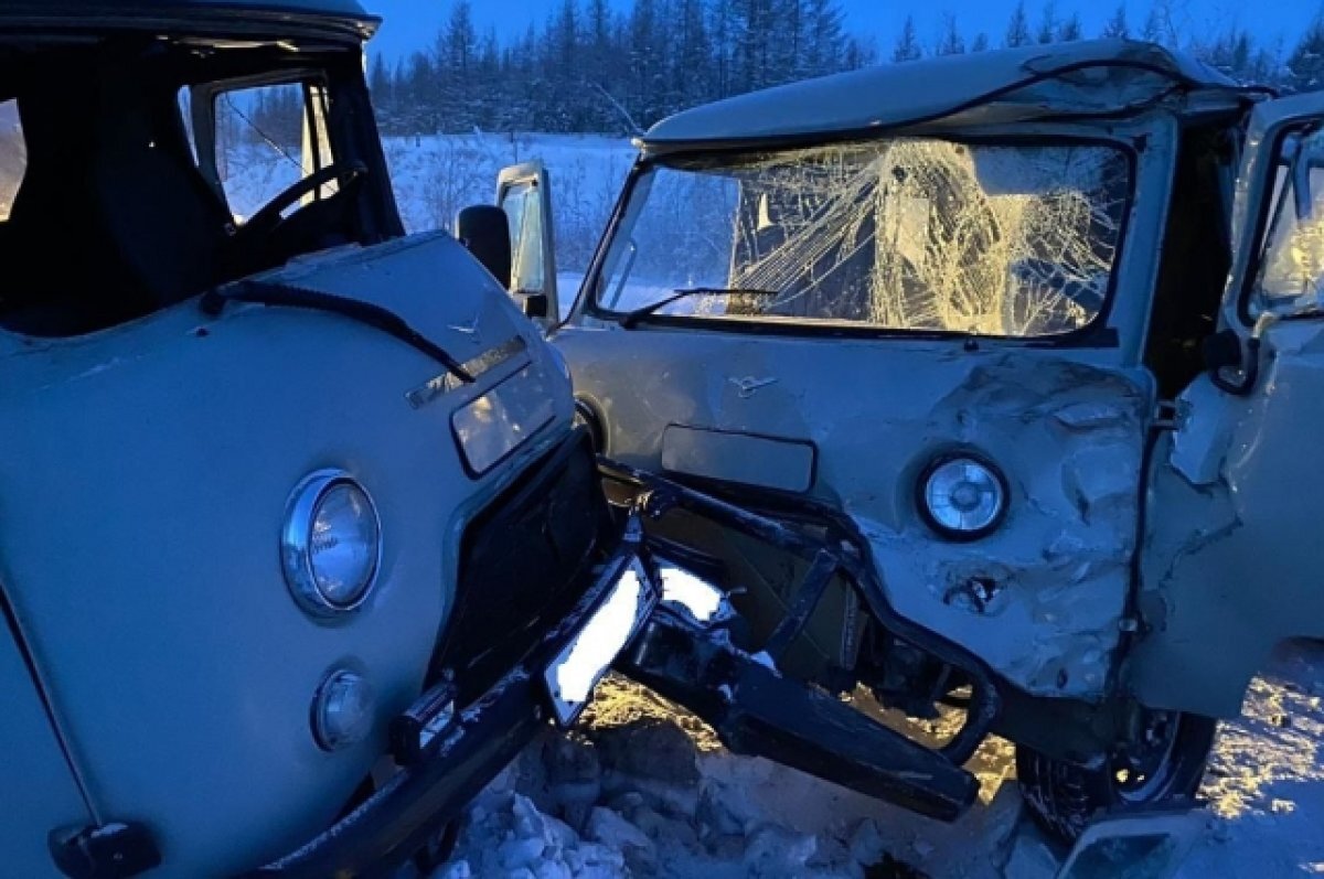    Четыре человека пострадали при столкновении двух автомобилей УАЗ в Якутии