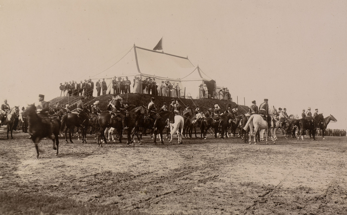 Красное Село, царский валик  - возвышение, на котором располагался шатёр Их Императорских Высочеств и с которого высочайшие особы наблюдали за ежегодными летними учениями элитных воинских частей русской армии