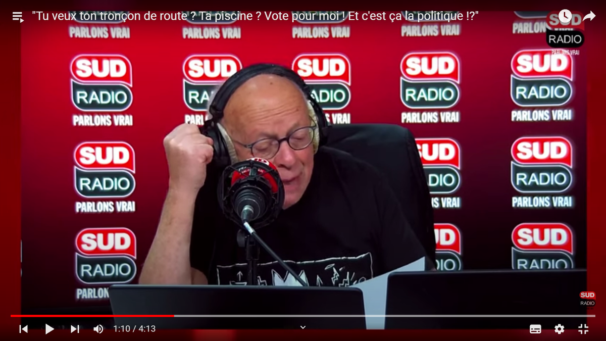 Ведущий SudRadio Андре Беркофф рассказывает о неудавшейся взятке. Скриншот из передачи с канала SudRadio в YouTube.