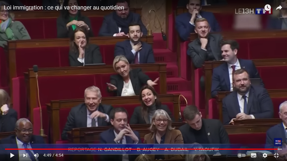 Фракция "Национальное Объединение" и лично Марин Ле Пен в центре смеются над положением, в котором оказалось правительство. Скриншот из передачи на TF1 с канала телекомпании в YouTube.
