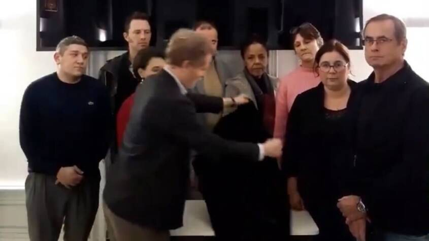 Клемен Россиньоль покрывает вуалью в присутствии соратников бюст Марианны. Скриншот из YouTube (в свободном доступе)