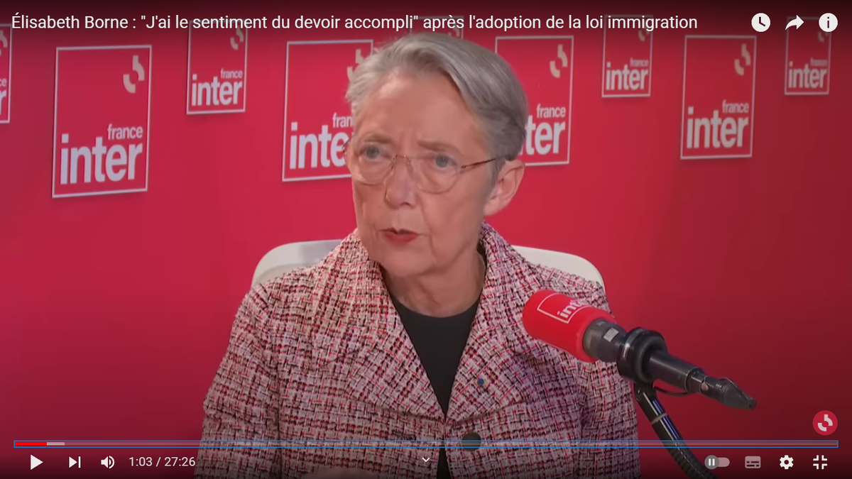Царица (премьер-министр) Элизабет Борн рассказывает в эфире радио France Inter, как уговаривала депутатов голосовать за проект закона. Скриншот из передачи с канала France Inter в YouTube.