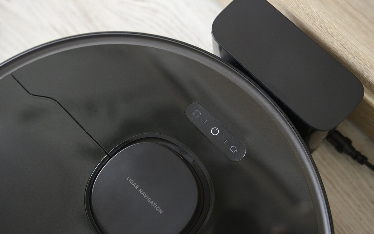 У  гаджета обычная док-станция, без супервозможностей и самоочистки. Но  робот-пылесос Dreame bot имеет достаточно достоинств, поэтому эта модель  так популярна. Фото: chinaplanet.sk