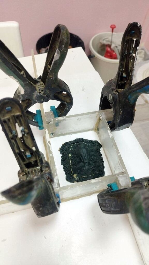 Собранная из оргстекла и прищепок опалубка с помещенной туда мастер-моделью (голова медведя). Фото Русской Академии ремесел