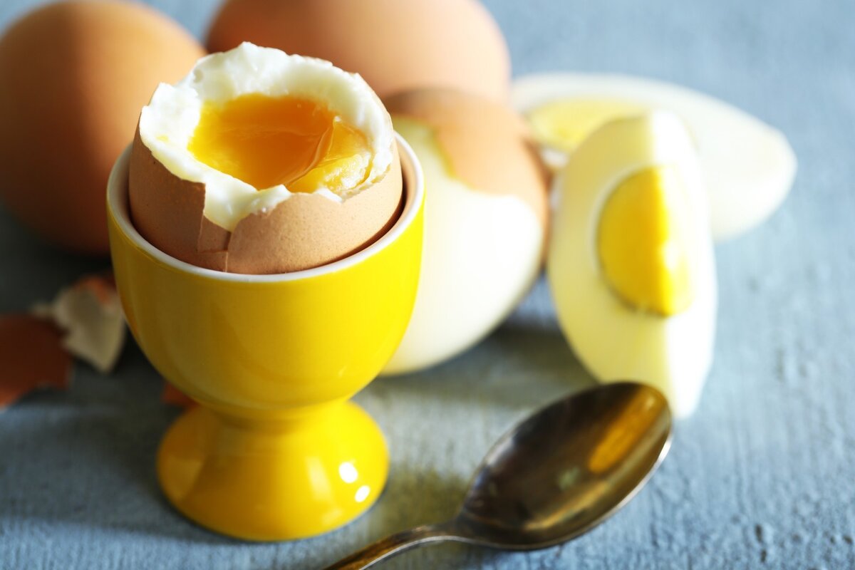 Съел яйцо всмятку яйцо. Яйцо вареное всмятку. Яйца всмятку в мешочек. Вареные яйца в смятку. Яйца всмятку и вкрутую.