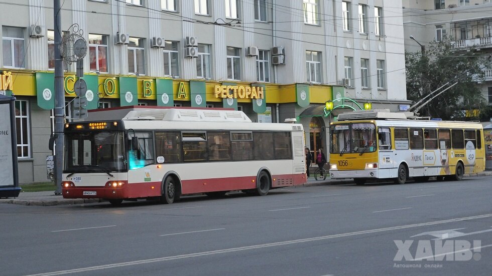 Автобусы и троллейбусы обычно не имеют какого-либо преимущества перед другими участниками дорожного движения.
