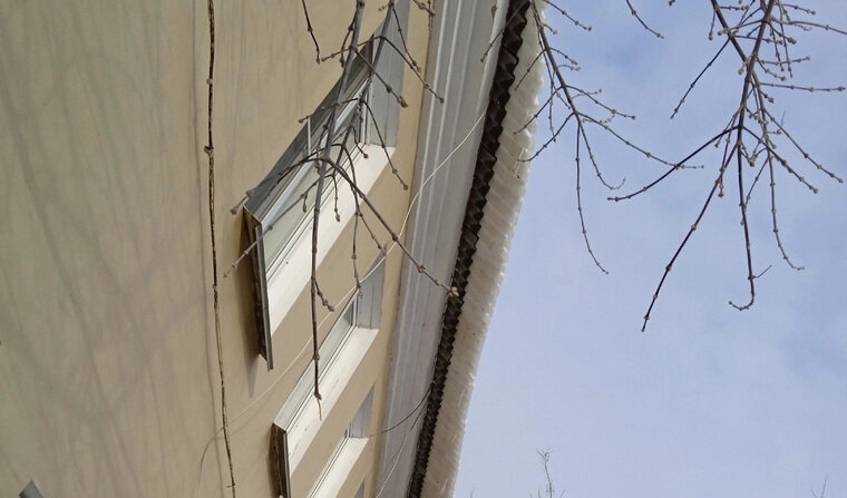    Рядом находится остановка общественного транспорта
