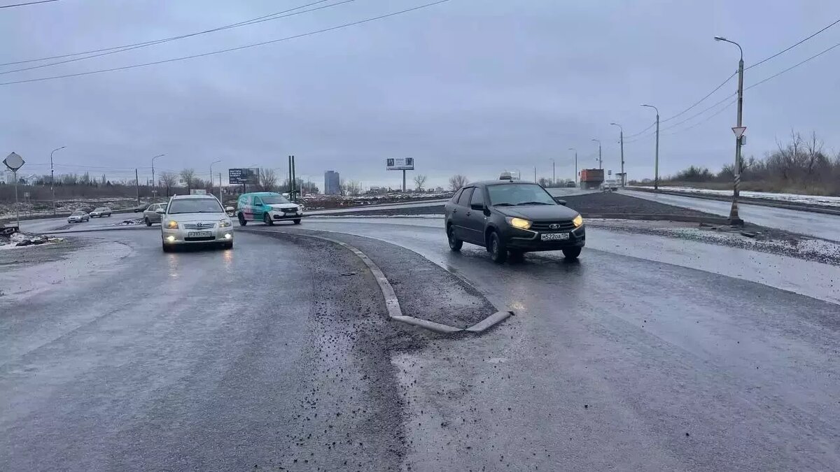     На итоговом брифинге по вопросам безопасности дорожного движения в Волгограде чиновники ответили, зачем нужно было вносить изменения в схему проезда кругового перекрёстка у Мамаева кургана.