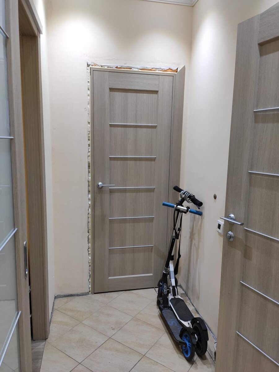 Дверь в студию сначала установил из комплекта заказанных ранее межкомнатных дверей 