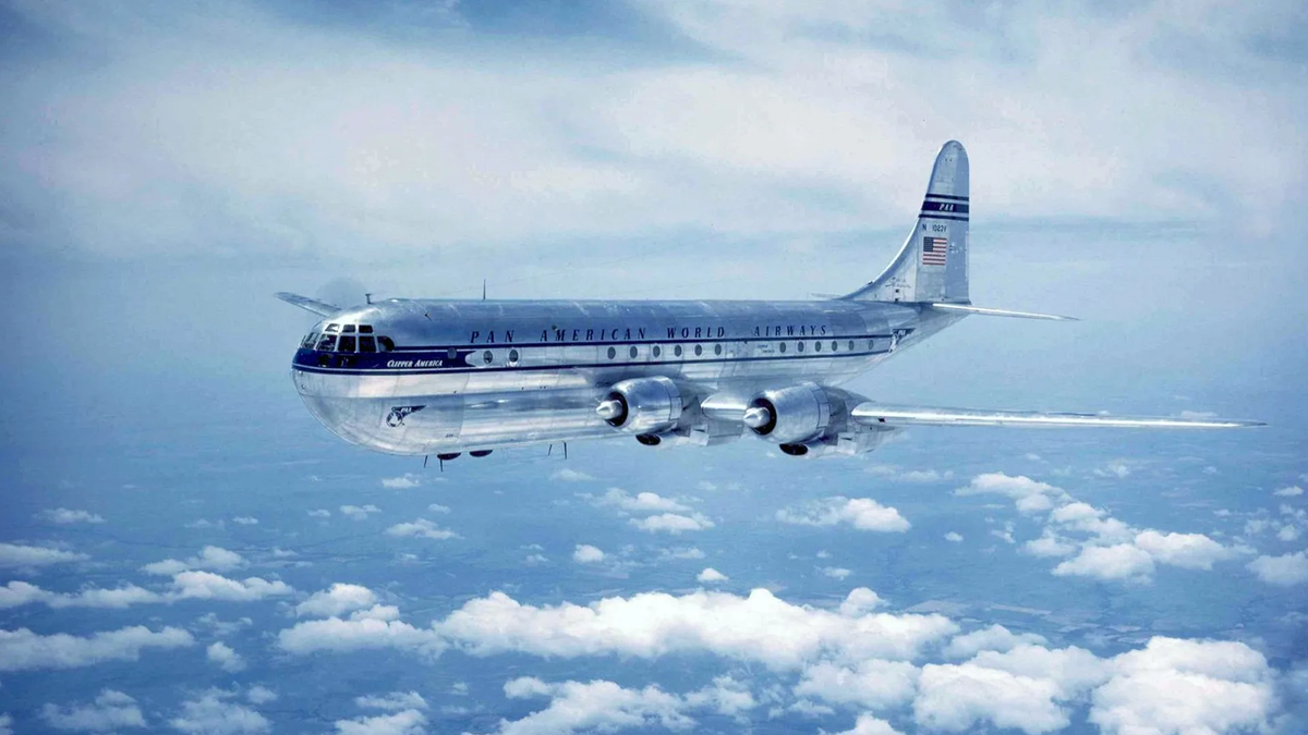 Boeing 377 Stratocruiser. 