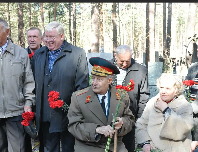В центре фото сидит генерал Майор. Наш начальник Училища, генерал Круглов, ветеран Афганистана. Он не хотел меня отпускать после третьего курса, но я четко доложил ему все свои аргументы. Фото из открытых источников.