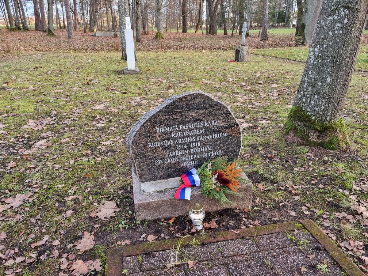 Памятник русским воинам, павшим в Первую Мировую войну, на Гарнизонном кладбище в Елгаве. Фото: Александр Ржавин, ноябрь 2022 года.