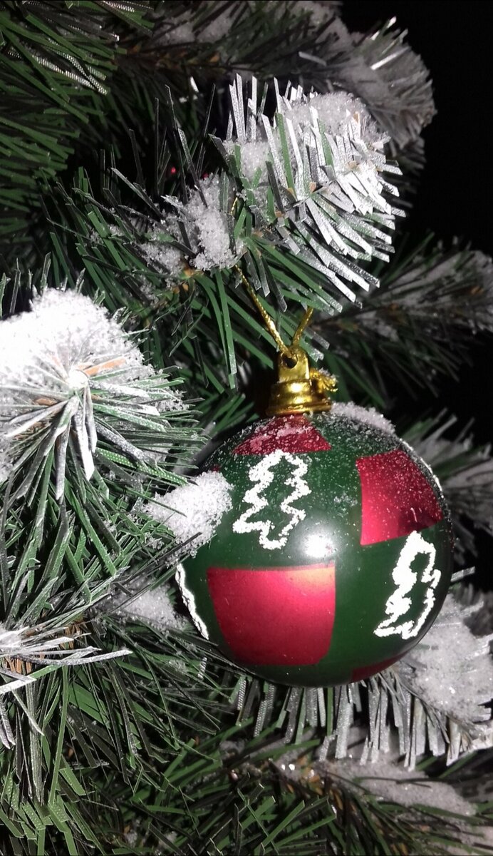 Шарик на ёлке. Фото автора 