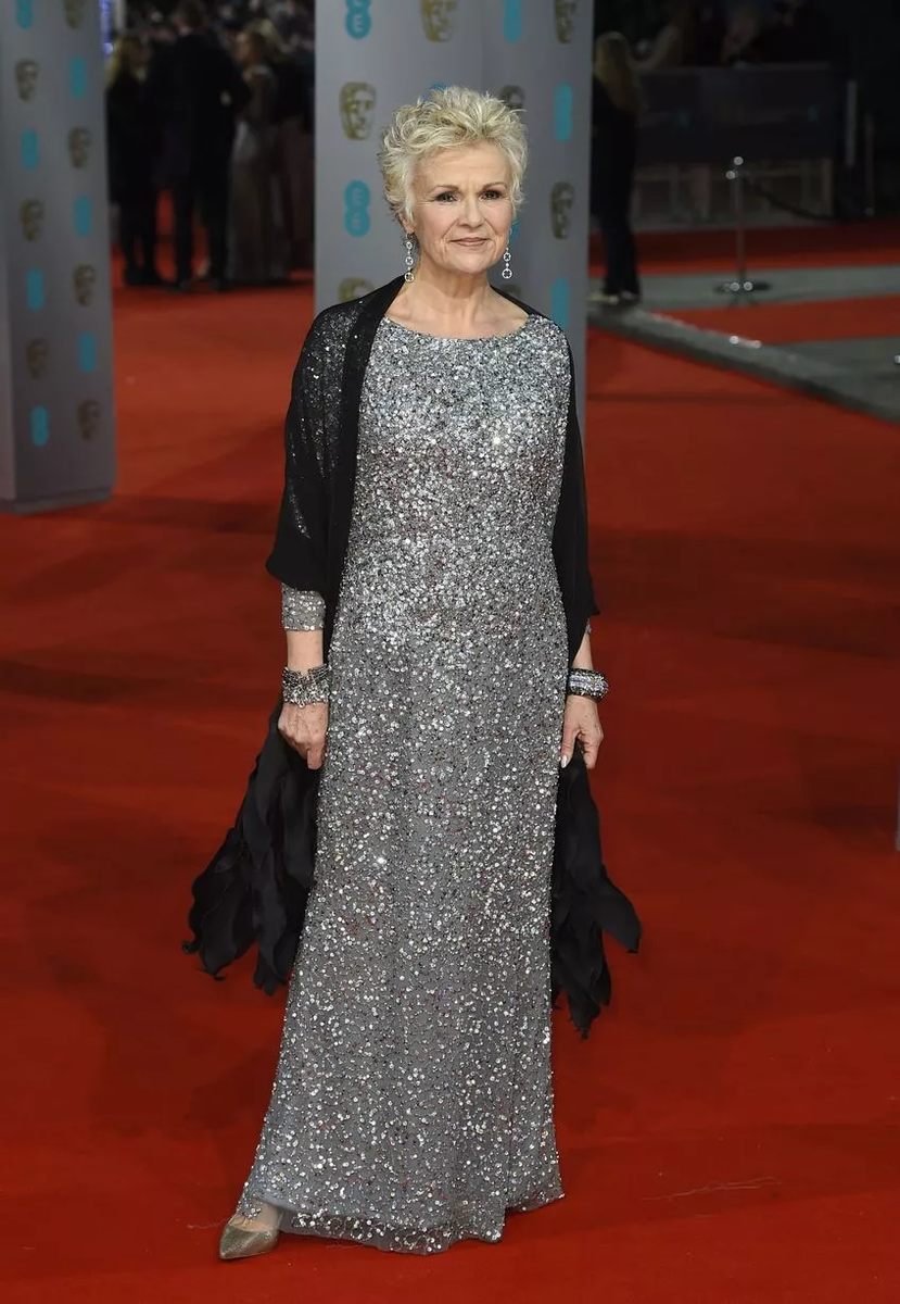 Например, британская актриса Джули Уолтерс выглядит невероятно аристократично и свежо в  своем сияющем наряде. Листайте, чтобы увидеть другие образы