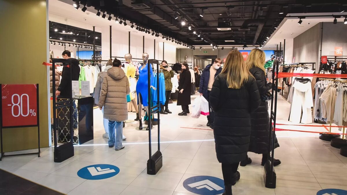 Покупатели в спешке перед Новым годом готовы скупать все, что хоть немного напоминает подарок. Фото: 1MI