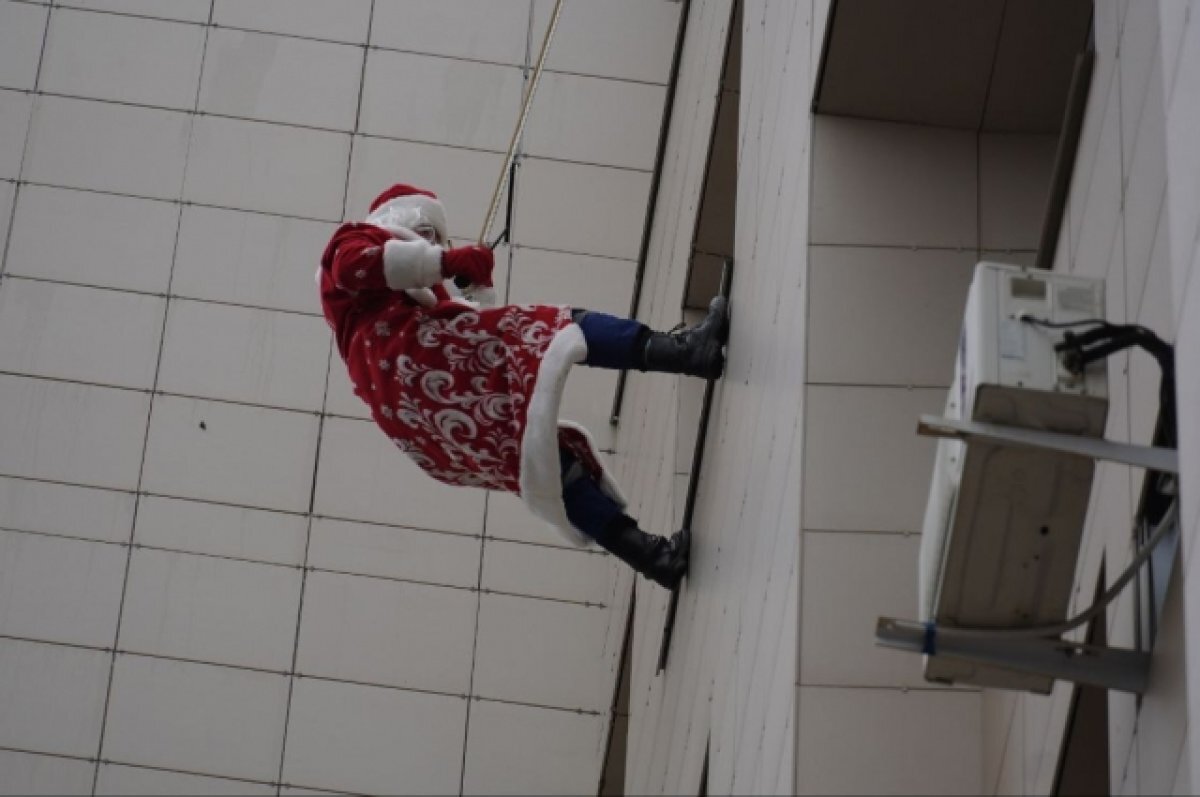    Дед Мороз поздравил юных пациентов Оренбургского онкодиспансера.