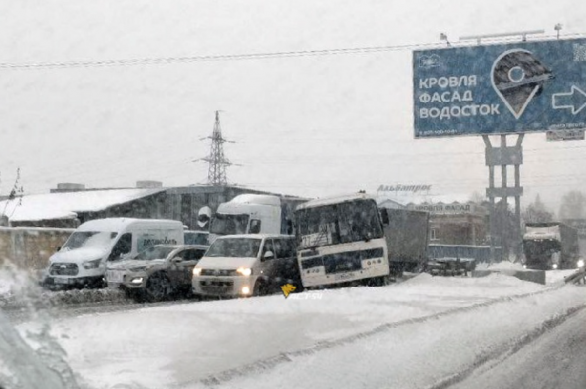    В Новосибирске на улице Богдана Хмельницкого произошло массовое ДТП